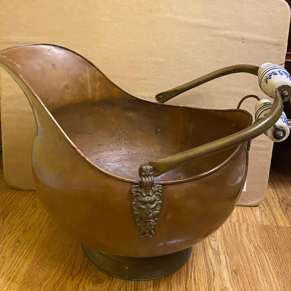 Vintage Hammered Copper Coal Scuttle Bucket With White & Blue Porcelain Handles - Picture 2 of 6